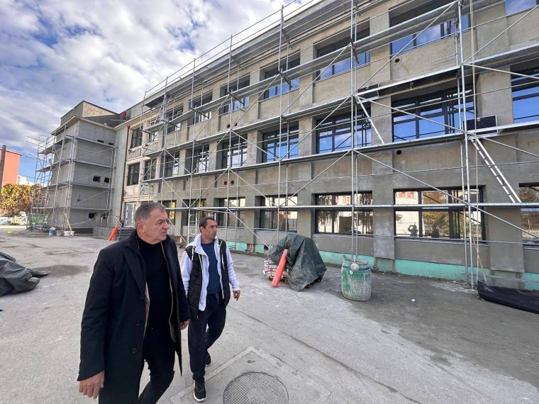 Doua scoli din Pitesti se vor finaliza renovate anul acesta