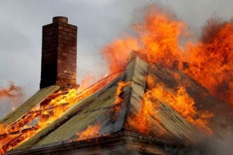 Gospodarie in flacari la Rucar