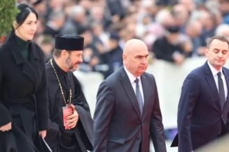 Ilie Bolojan huiduit si la Catedrala Neamului