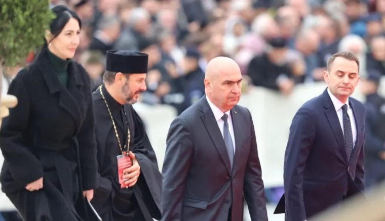 Ilie Bolojan huiduit si la Catedrala Neamului