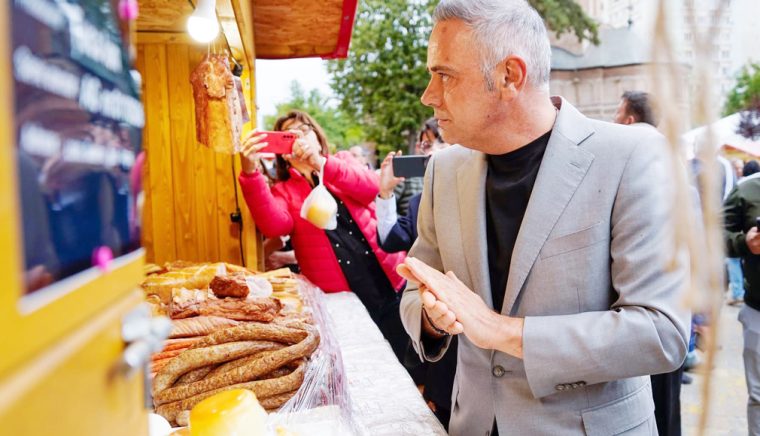 Inainte de Toamna Pitestiana ministrul Agriculturii a fost la o chermeza pe lacul Budeasa