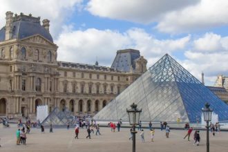 Jaf la Muzeul Luvru hoii au avut un complice