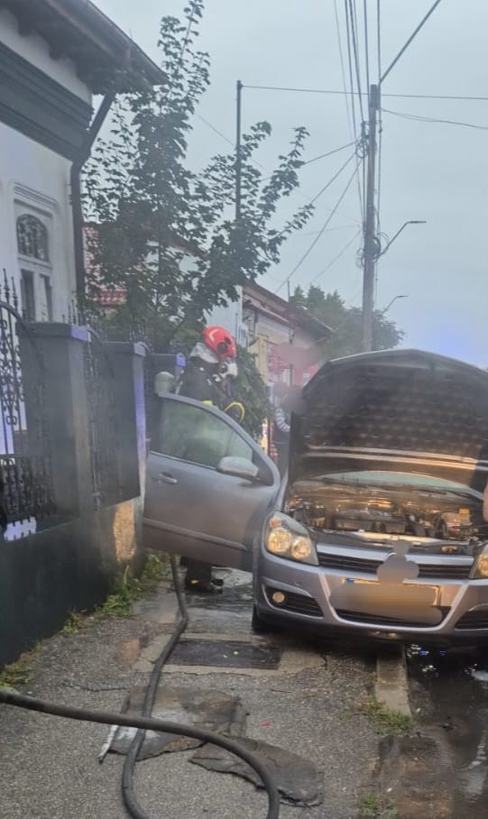 Masina in flacari la Pitesti