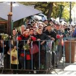 Oameni asteapta la catedrala din Iasi pentru Sfintei Parascheva