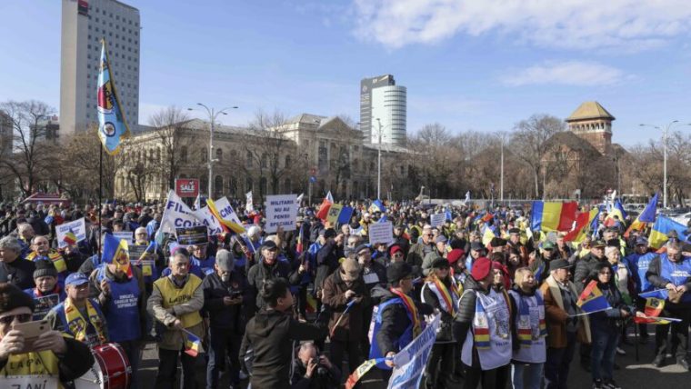 Patru confederatii sindicale protesteaza miercuri la Guvern
