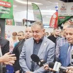 Primarul comunei Bradu Dan Stroe la inaugurarea hipermarketului La Cocos