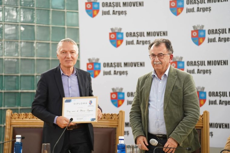 Profesorul Miron Zapciu premiat la deschiderea cursurilor de master