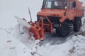Transalpina ramane inchisa din cauza zapezii de 40 cm