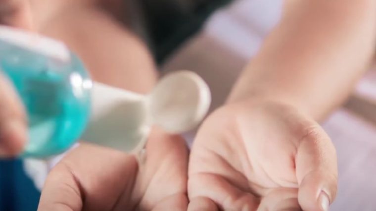 UE vrea sa interzica etanolul din dezinfectantele de maini