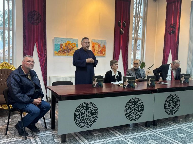 Albumul Regina Maria Prin puterea destinului lansat la Curtea de Arge