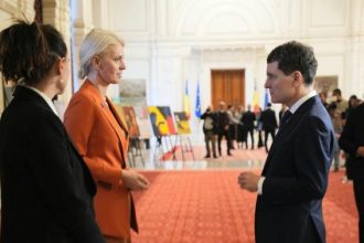 Alina Gorghiu i a prezentat lui Nicusor Dan expozitia Romania fara violen