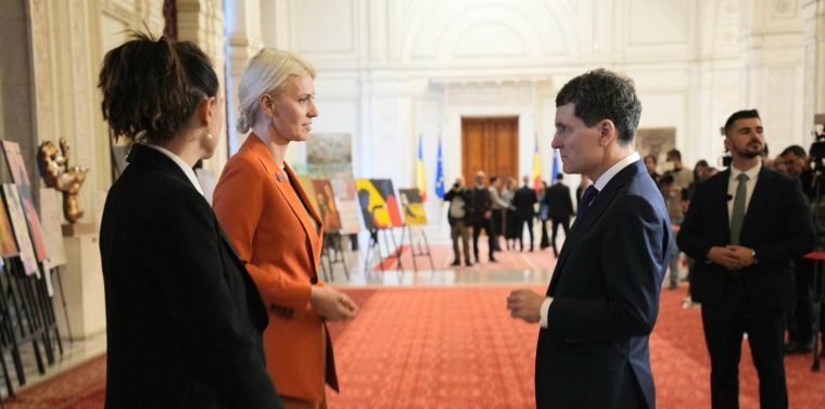 Alina Gorghiu i a prezentat lui Nicusor Dan expozitia Romania fara violen