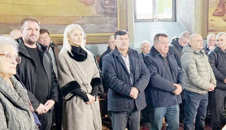 Alina Gorghiu la slujba de hram a bisericii Mihaiesti