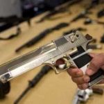 Arme detinute ilegal descoperite in Timis 15 persoane investigate