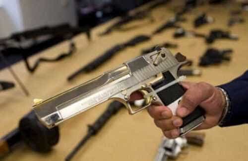 Arme detinute ilegal descoperite in Timis 15 persoane investigate