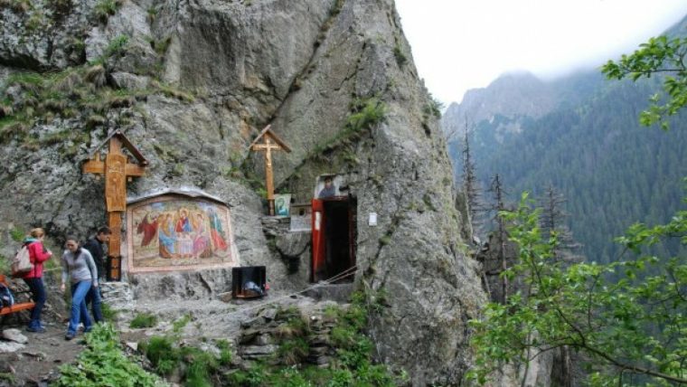 Au vrut sa ajunga la Chilia lui Arsenie Boca si s au blocat pe drumul forestier