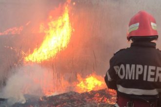 Batrin motan intr un incendiu la Darmau nesti
