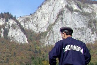 Cinci turisti inclusiv un bebelus salvati de jandarmi
