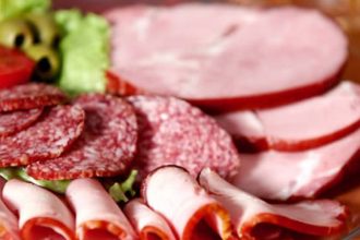 Consum record de mezeluri in Romania Medici avertizeaza