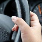 Copil de 14 ani prins conducand o masina radiata cu numere false