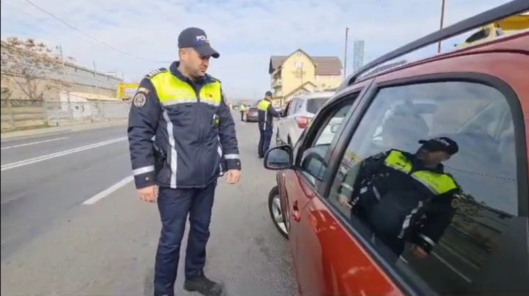 Depistat de polististi in comuna Bradu cu 130 km h