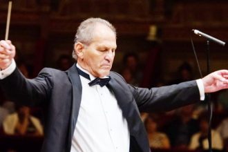 Doi dirijori la pupitrul orchestrei simfonice Pitesti