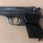 Elev de 14 ani prins cu arme la liceu