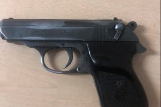 Elev de 14 ani prins cu arme la liceu