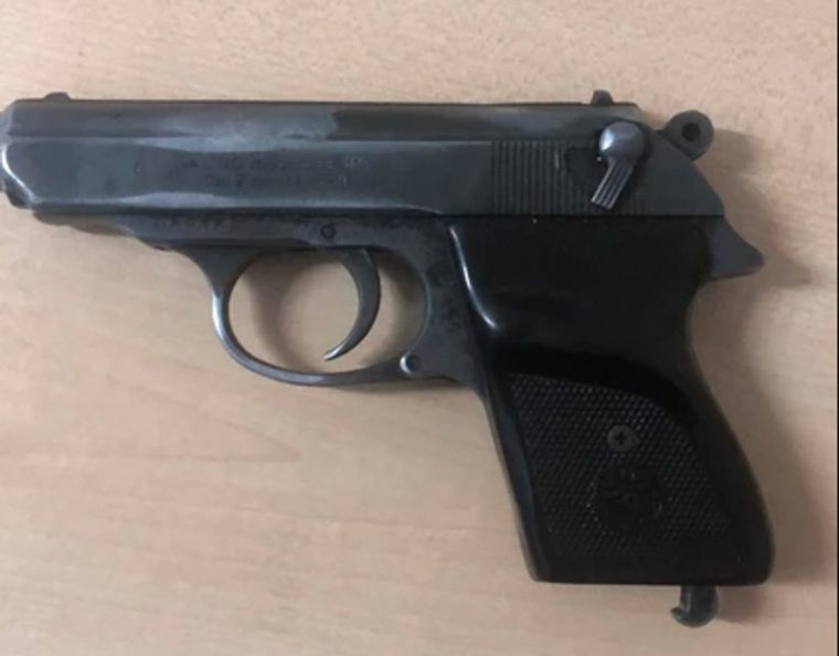 Elev de 14 ani prins cu arme la liceu