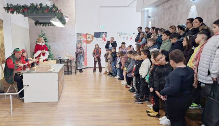 Expoziia Globurile copilariei noastre attractia Fabricii lui Mos Craciun