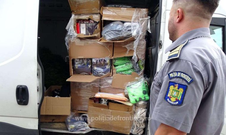 Haine si parfumuri contrafacute de aproape 1 milion lei confiscate la Vama Giurgiu