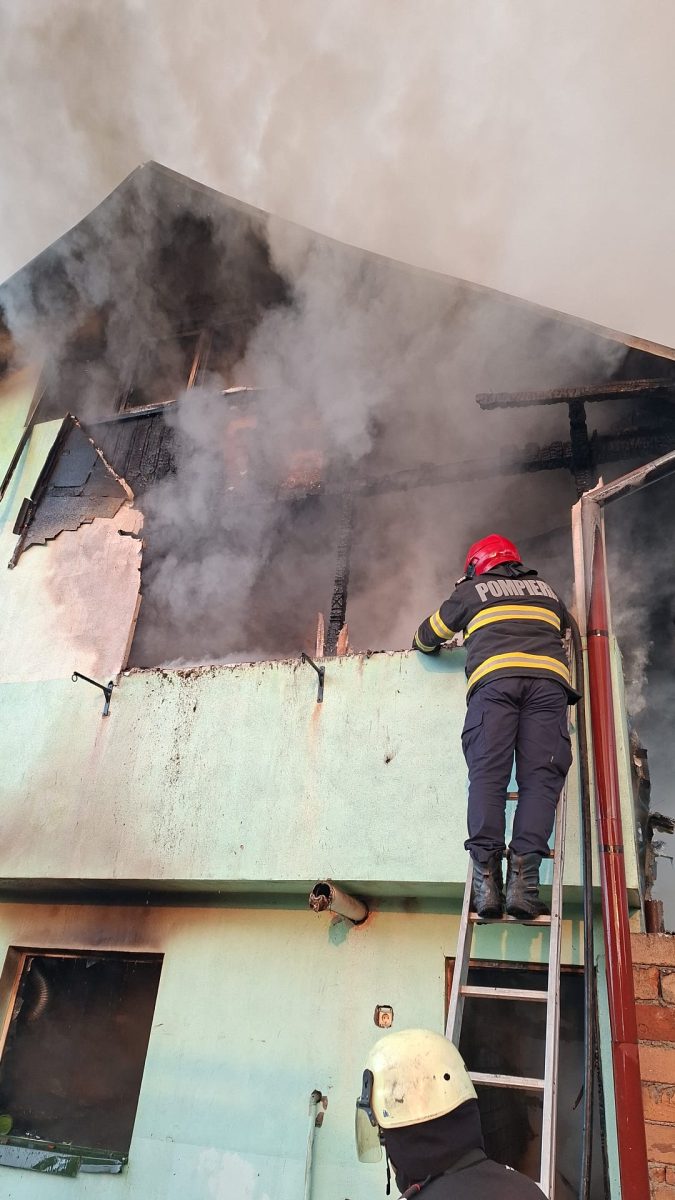 Incendiu la Calinesti Arges Doua persoane ranite