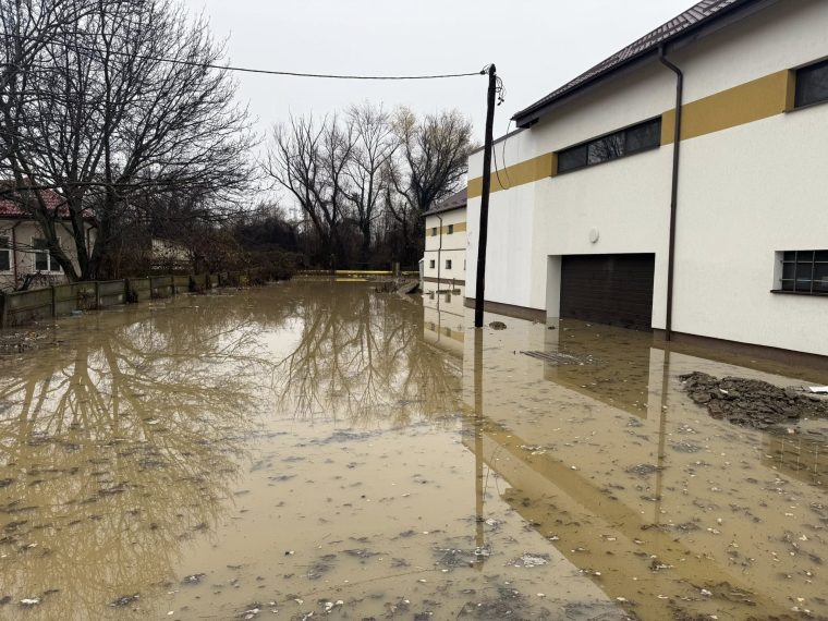 Inundatie la Pitesti Barajul Maracineni inchis pe Raul Doamnei