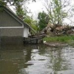 Inundatii in Dambovita pompierii evacuazeaza apa din curti