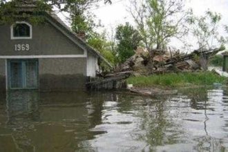 Inundatii in Dambovita pompierii evacuazeaza apa din curti