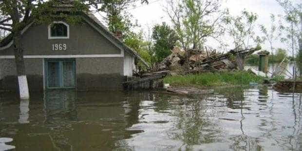 Inundatii in Dambovita pompierii evacuazeaza apa din curti