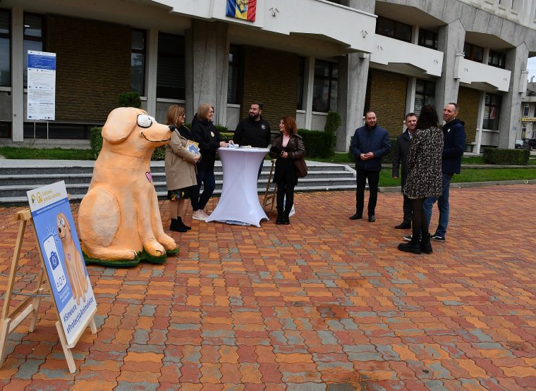 Mascota Bobita simbol al campaniei de sterilizare in Arges