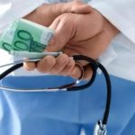 Medici si asistente acuzati de mita pentru documente de pensie