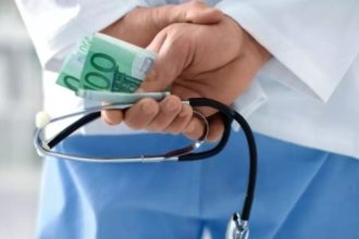 Medici si asistente acuzati de mita pentru documente de pensie