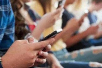 Parlamentul European a votat interzicerea minorilor pe retele sociale