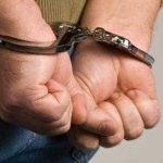 Patru argeseni arestati pentru atacarea unui negustor