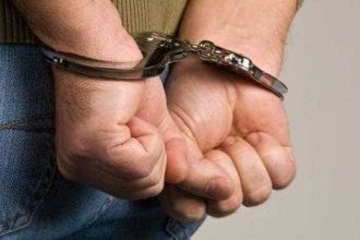 Patru argeseni arestati pentru atacarea unui negustor