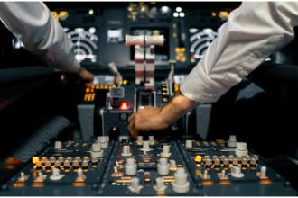 Pilot drogat a incercat sa opreasca motoarele unui avion