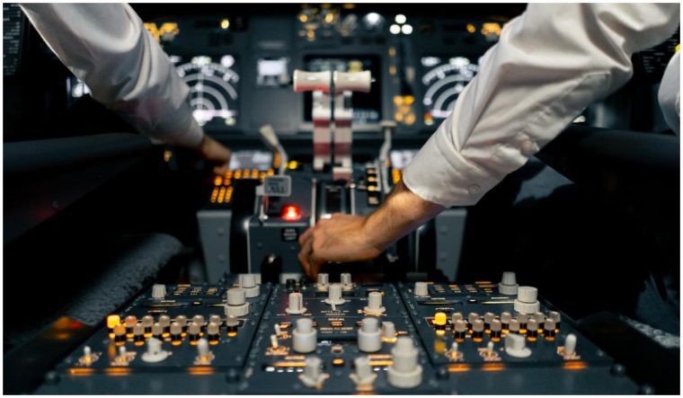 Pilot drogat a incercat sa opreasca motoarele unui avion