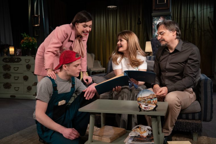 Pitesti Actorii Teatrului Odeon vin sambata la Al Davila