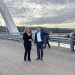 Podul peste raul Argesel leaga Mioveniul de Davideti