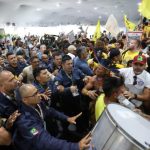 Protest violet in Brazilia la COP30 manifestanti cu bate