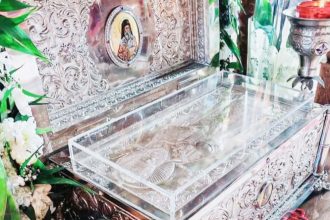 Racla cu moastele Sfantului Nectarie la Biserica Sfantul Nicolae