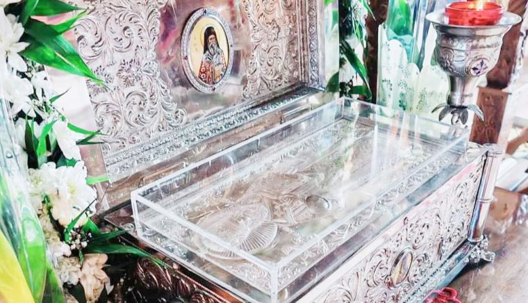 Racla cu moastele Sfantului Nectarie la Biserica Sfantul Nicolae