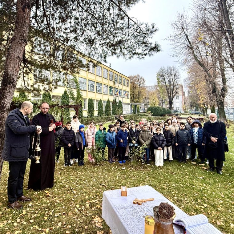 Sa sfintit troia din Curte colii Mihai Eminescu Pitesti